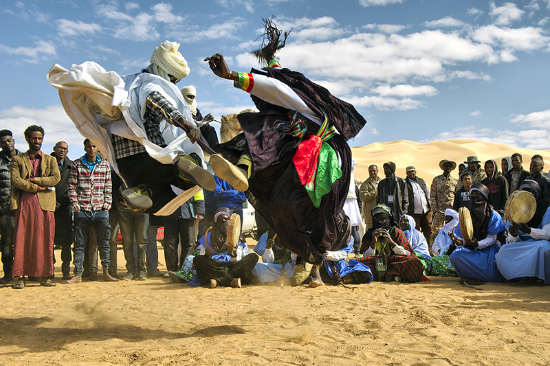 Baile tradicional de los tuaregs - Bashar Shglila, CC BY-SA 4.0,  via Wikimedia Commons