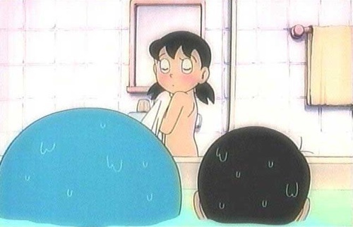 Shizuka duchándose (Doraemon)